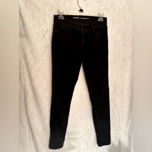 Old Navy Rockstar 24/7 black jeans. No rips or tears. Great quality 👍🏼